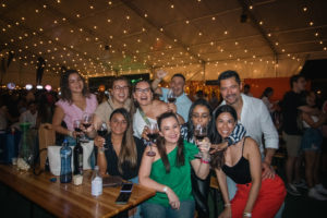 El Wine Fest Edición Vendimia está listo para llevar a los amantes del vino en un viaje sensorial único, celebrando la recolección de las uvas en un festival que combina vinos exquisitos, gastronomía de primera y entretenimiento en vivo.