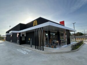 Arcos Dorados, la compañía que opera la marca McDonald’s en 20 países de América Latina y el Caribe, abrió su nuevo local ubicado en El Coyol 