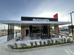 Arcos Dorados, la compañía que opera la marca McDonald’s en 20 países de América Latina y el Caribe, abrió su nuevo local ubicado en El Coyol