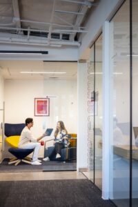 Los espacios de trabajo han evolucionado para priorizar cómo se sienten y trabajan mejor las personas, tanto dentro como fuera de la oficina, según el estudio Global Workplace Survey 2024, de Gensler.