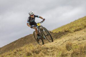 Serie CR MTB, presentada por la Ruta Segura del INS, llega a la provincia de Limón con la esperada COPA COLONO CONTRUCCIÓN en su antepenúltima fecha. La sexta fecha se llevará a cabo el próximo 14 de septiembre, en la región de Guápiles y se caracteriza por ser el recorrido más plano y rápido del calendario.