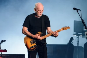 David Gilmour en cinco años y presenta a su hija Romany en la voz y el arpa. 