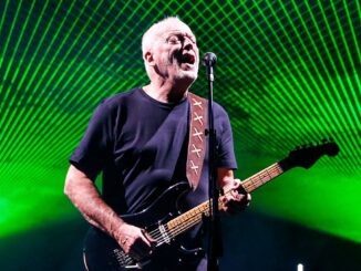 David Gilmour en cinco años y presenta a su hija Romany en la voz y el arpa.