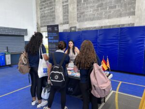 Las ferias universitarias son un espacio clave en el último año de colegio, ya que representan una oportunidad crucial para que los estudiantes exploren diversas opciones académicas