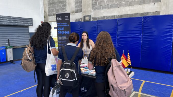 Las ferias universitarias son un espacio clave en el último año de colegio, ya que representan una oportunidad crucial para que los estudiantes exploren diversas opciones académicas