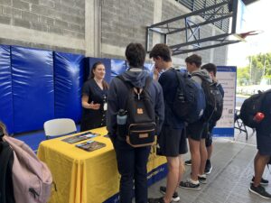 Las ferias universitarias son un espacio clave en el último año de colegio, ya que representan una oportunidad crucial para que los estudiantes exploren diversas opciones académicas