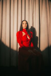 La cantautora nominada al GRAMMY® y al Latin GRAMMY®, Debi Nova, continúa su viaje artístico con el lanzamiento de su más reciente EP, Dar Vida B Sides.