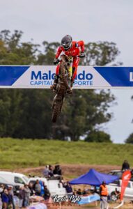 El piloto nacional Adrián Robert del equipo Pasion MX obtuvo este domingo el Campeonato Latinoamericano de Motocross en la categoría Veteranos, y llega a un total de 19 títulos internacionales en su destacada carrera deportiva.
