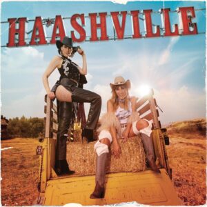 HA*ASH, se vuelven a reinventar. Esta vez proponiéndonos un viaje a HAASHVILLE, un pequeño poblado construido con historias de amor, vivencias transformadoras y, sobre todo, con el lado más country de Hannah y Ashley.