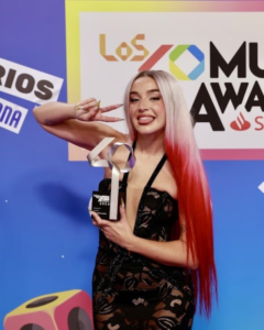 La artista granadina Lola Índigo empezaba este fin de semana recibiendo de manos de Los40 Music Awards el premio a Mejor Artista Española, uno de los galardones más importantes de la gala, reafirmando su posición como una de las figuras femeninas más influyentes